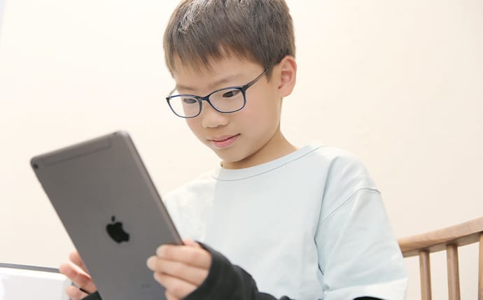 アイパッドで動画視聴イメージ